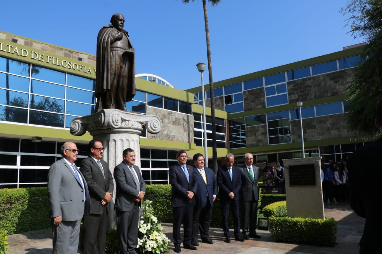 El acto protocolario incluyó guardias de honor frente al pedestal.