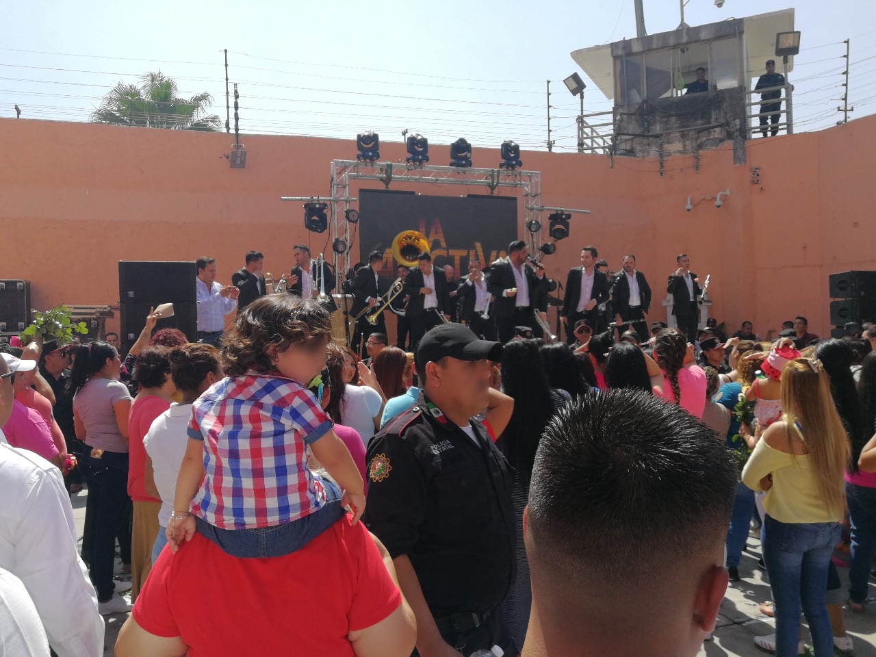 La banda La Adictiva ofreció un concierto a más de 300 internas. (Alberto Santos).