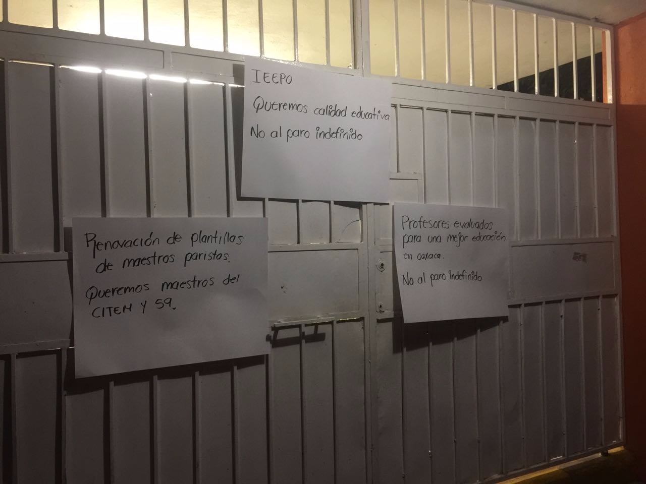 En los carteles se hace un llamado al IEEPO para que renueve la plantilla de maestros y aplique los descuentos a los faltistas. (Óscar Rodríguez)