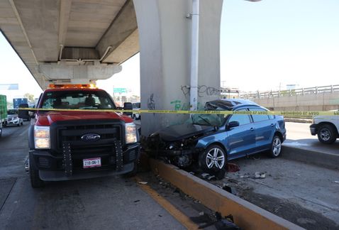 La conductora de un VW Jetta de color azul, murió al chocar contra uno de los pilares del segundo piso de la autopista México-Puebla, a la altura del 