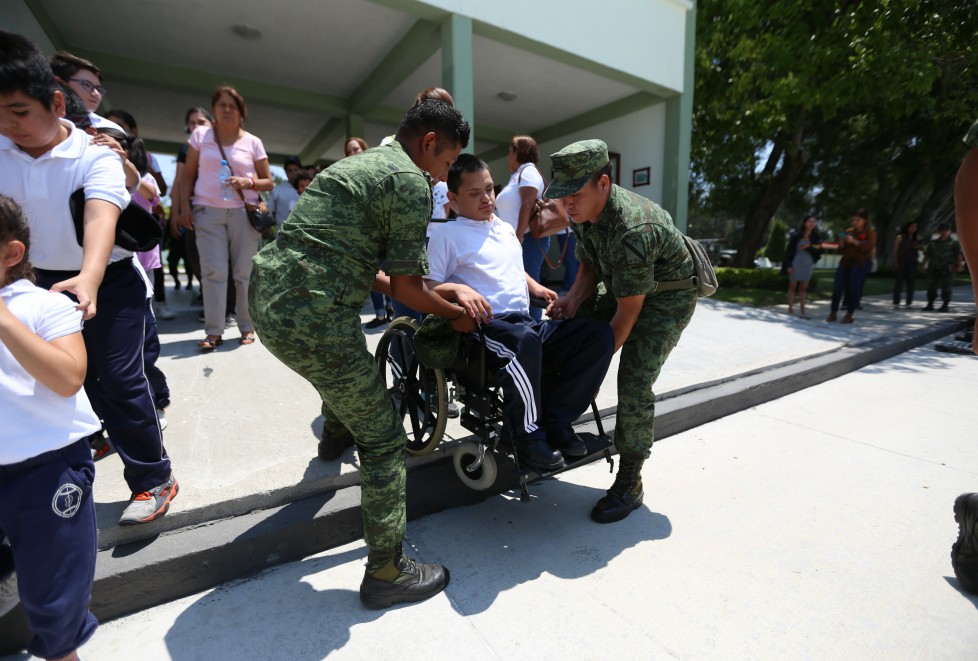 Convivencia de niños con militares de la 15va zona.
