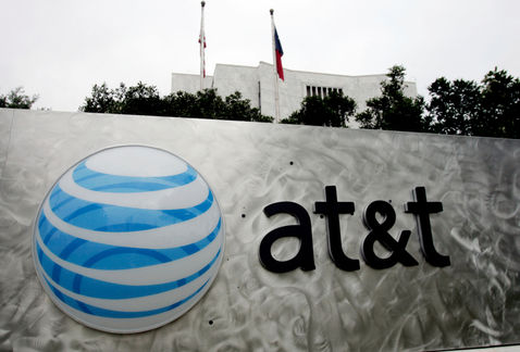 El logo de la compañía se ve en una de sus sedes (AP)