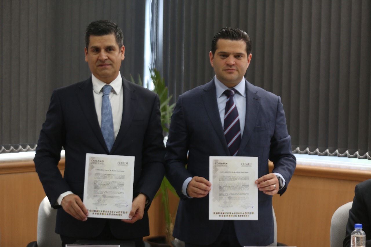 El fiscal Especializado para laFEPADE, Héctor Díaz Santana y el presidente de la CONAMM, Francisco Cienfuegos.  (Especial)