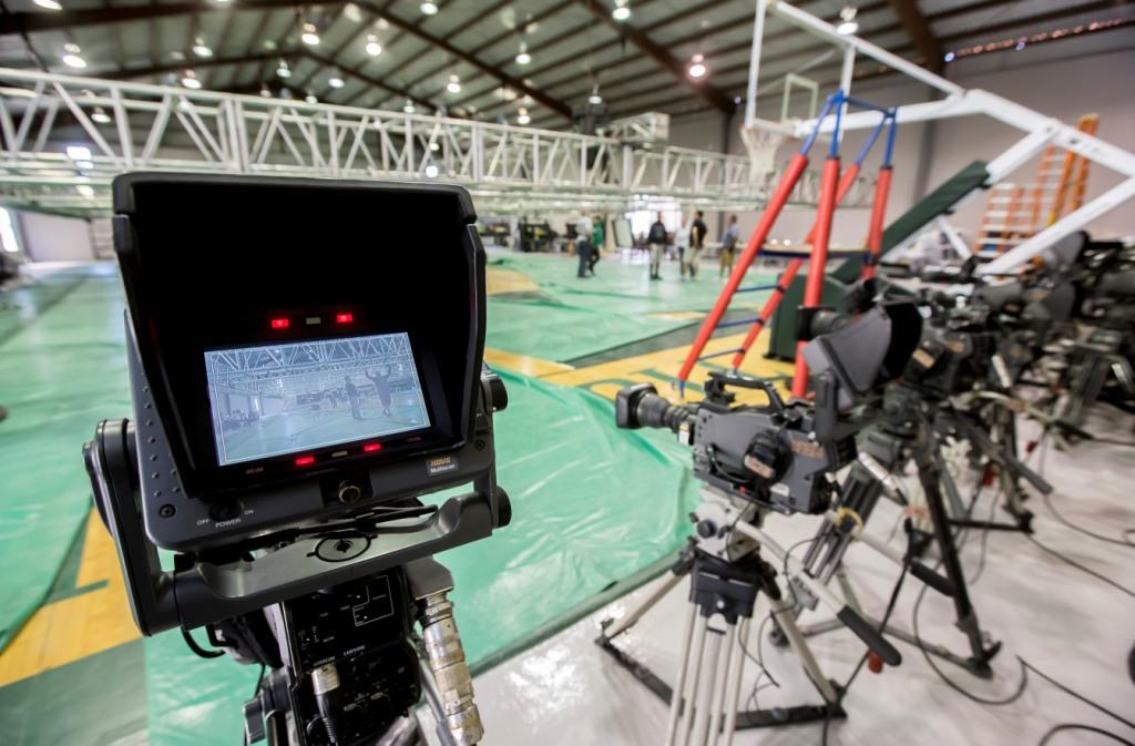 El INE comenzó con la instalación del equipo televisivo en el gimnasio de la Universidad Autónoma de Baja California.
