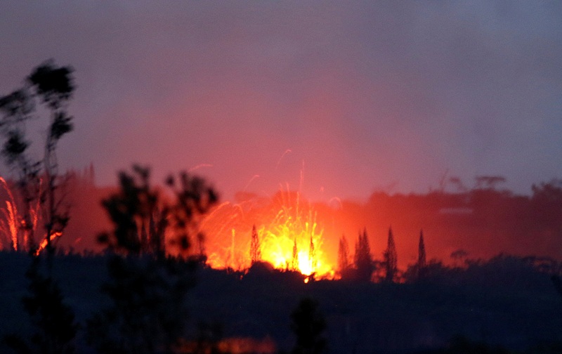 Material incandescente brota de las fisuras abiertas por la erupción del Kilauea. (AP)