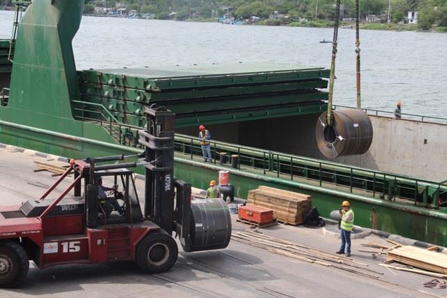 Movimiento de carga en Puerto de Tampico.