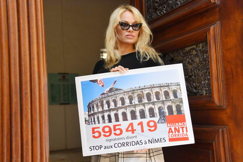 (AFP) Pamela Anderson busca detener las corridas de toros en Francia.