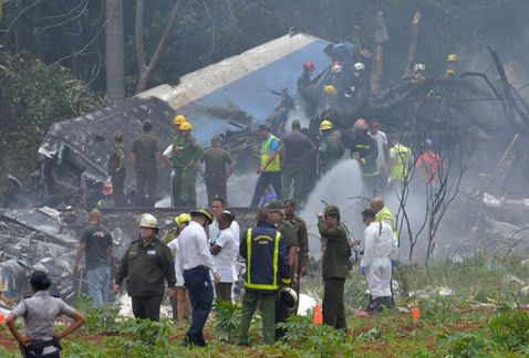 Un avión de pasajeros se estrelló poco después de despegar de La 1 / 2 Habana, en Cuba. (AFP)