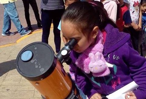 El campamento de empoderamiento científico está dirigido a niñas de entre 13 y 17 años de edad de comunidades vulnerables cercanas a las sedes del INA