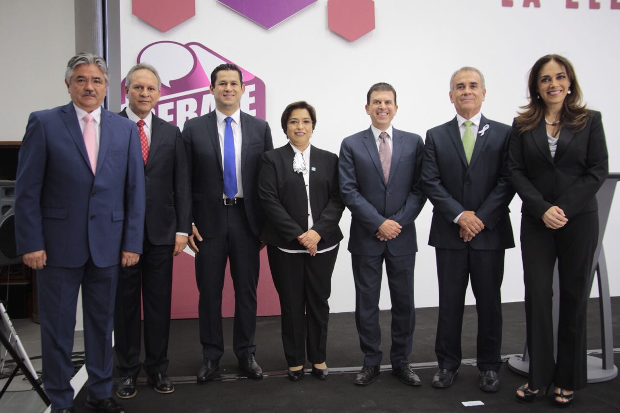 Candidatos y moderadores, antes del debate en el IEEG. (Foto Cortesía )
