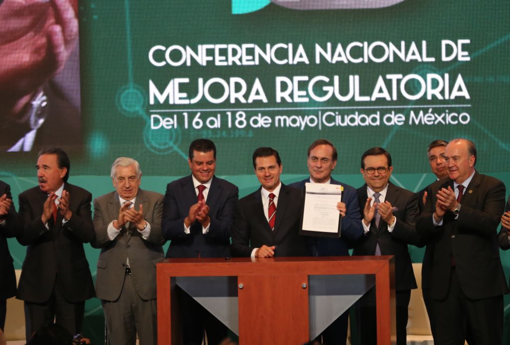 Firma de la promulgación de la ley general de mejora regulatoria por parte del presidente Peña Nieto/Javier Ríos
