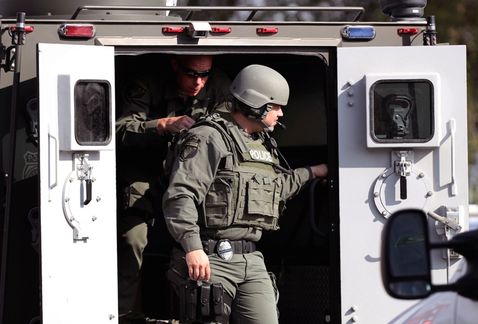 Fuerzas de seguridad atendieron la emergencia en la secundaria de Santa Fe, en Texas. (AP)