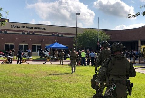 Fuerzas de seguridad se movilizaron a la escuela tras el tiroteo. Reuters