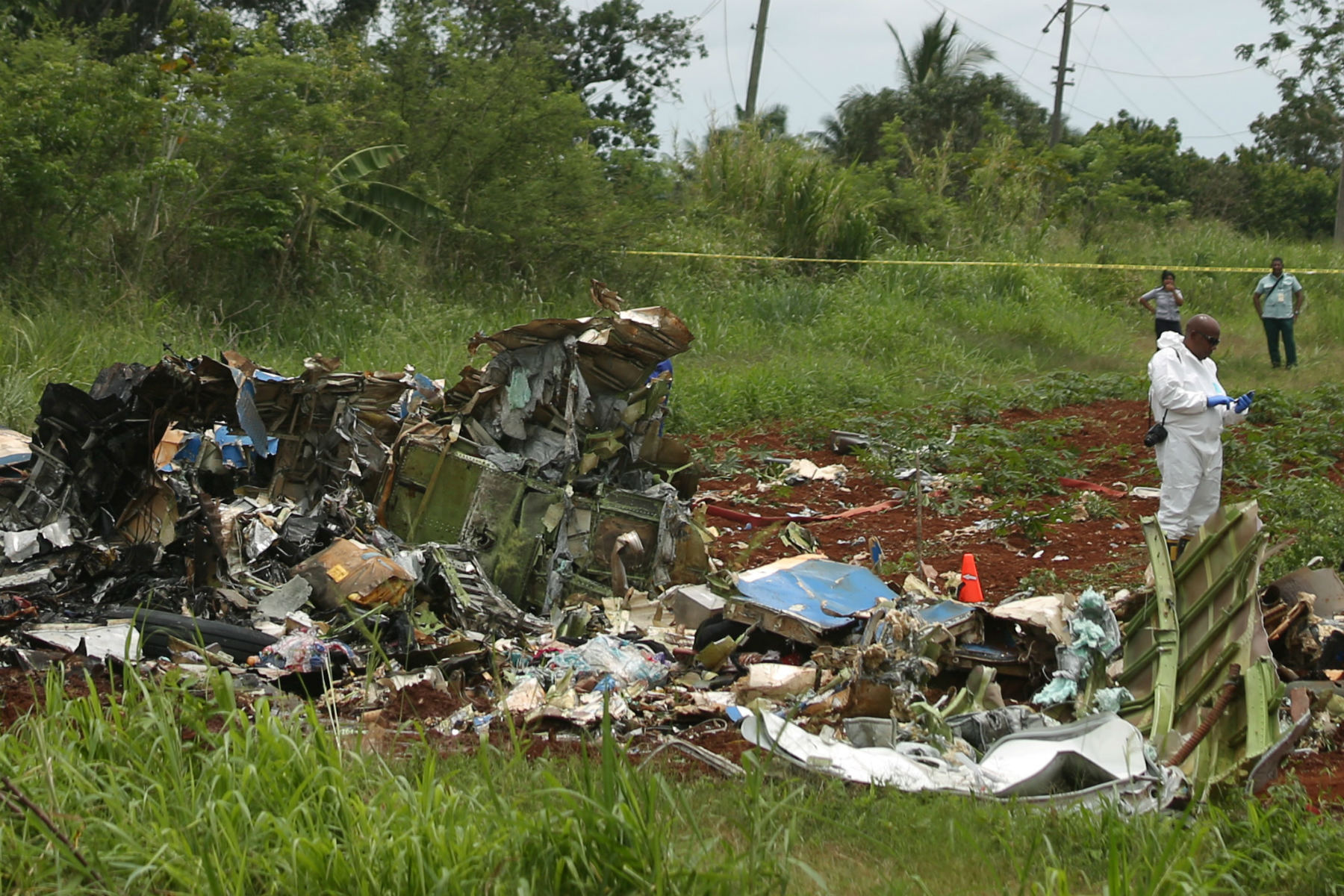 Un miembro del equipo de rescate trabaja en la zona donde están los restos del avión que cayó en La Habana.