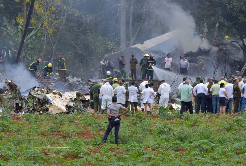 Personal de auxilio y rescate ronda el lugar en los minutos posteriores al accidente./AFP