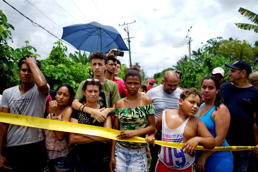 Personas miran el lugar donde se estrelló el Boeing 737.