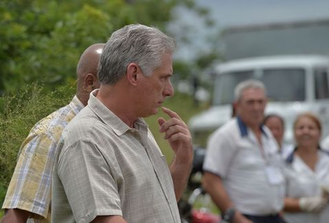 El presidente cubano Miguel Díaz-Canel supervisando los trabajos tras el accidente de un avión en La Habana. (AFP)