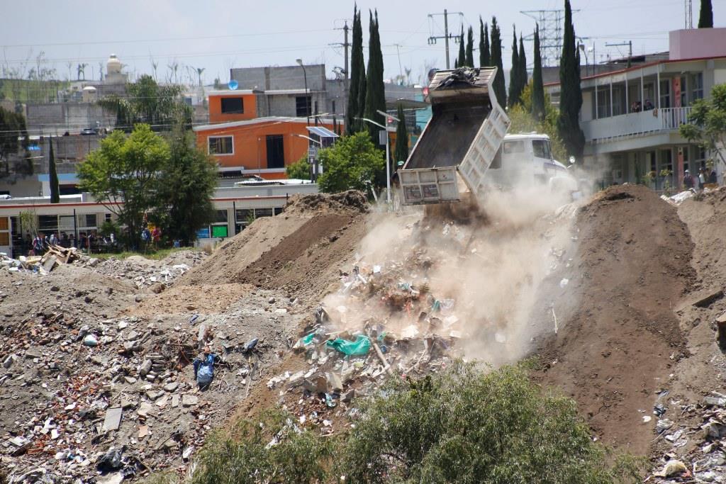 En algunos puntos, las montoneras ya le cerraron el paso a los veneros del río, el cual muestra altos grados de contaminación. (Andrés Lobato)