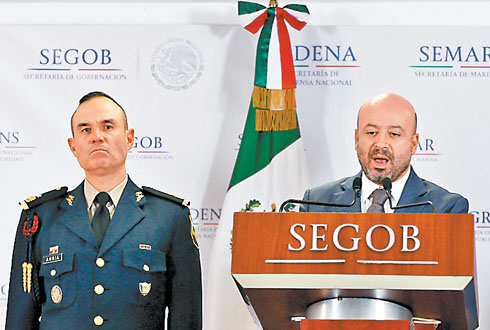 Renato Sales al informar en conferencia el arresto del capo. 