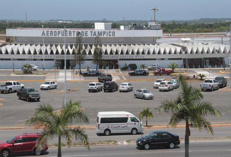 Sujeto con armas moviliza a fuerzas de seguridad al aeropuerto internacional de Tampico. (Noel Vergara)