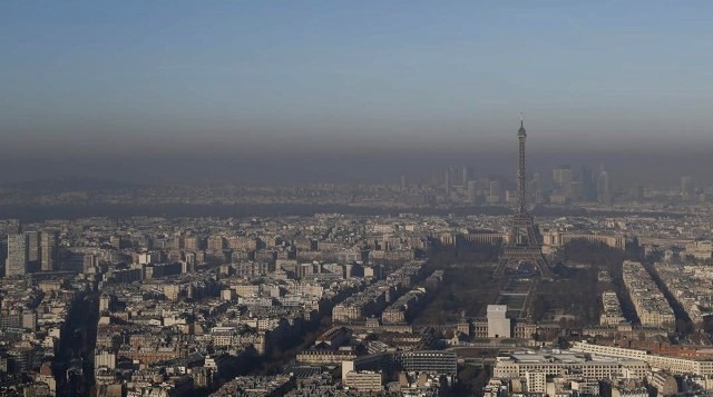 Una postal nada agradable de París y la Torre Eiffel
