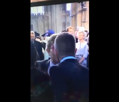 Este es el momento exacto en el que Sir Elton John y David Beckham se saludan de beso en la boca en la boda real.