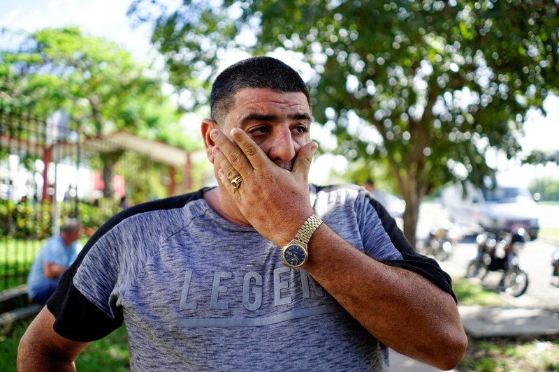 Familiares de las víctimas del avionazo llegaron al Instituto de Medicina Legal en La Habana para el reconocimiento de cuerpos. (Reuters)