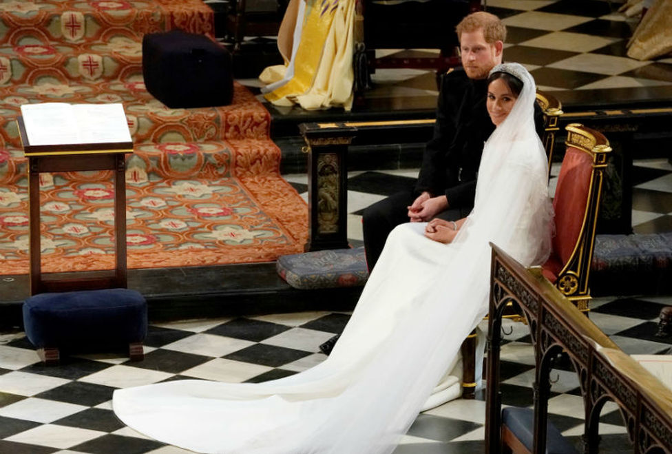 Harry y Meghan mientras escuchan el sermón. (Reuters)