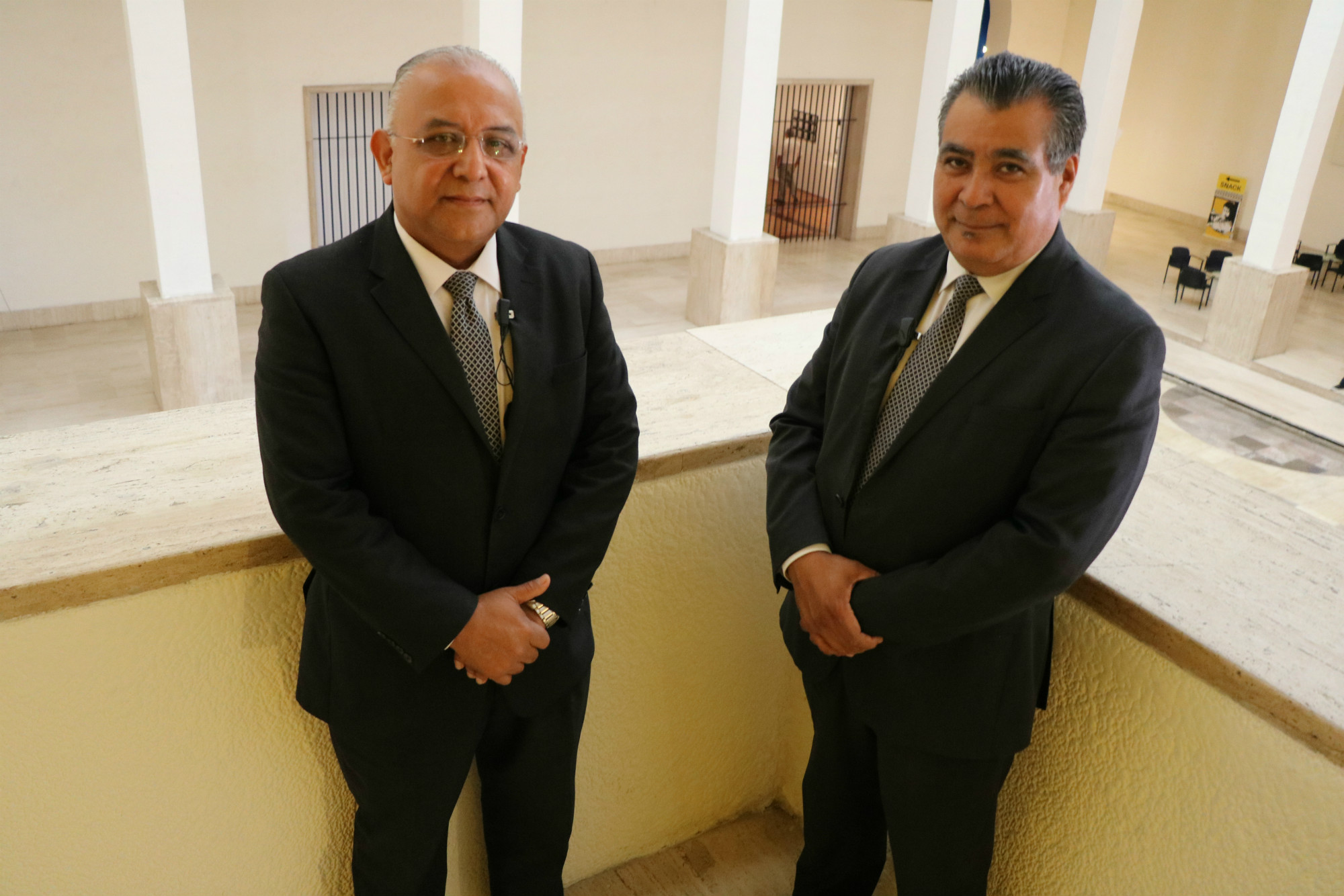José Gutiérrez y Arturo Rodríguez, guardias del Museo MARCO