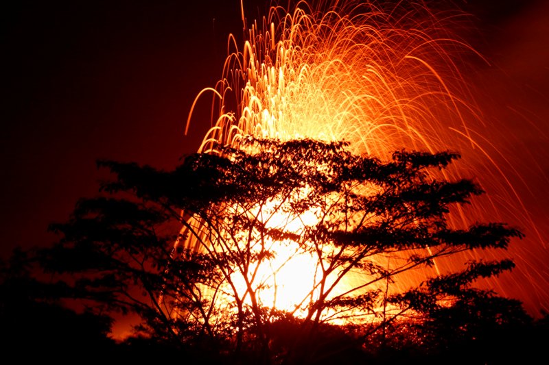El Kilauea lanzó una gran cantidad de lava, lo que obligó a las autoridades a evacuar más gente. (Reuters)
