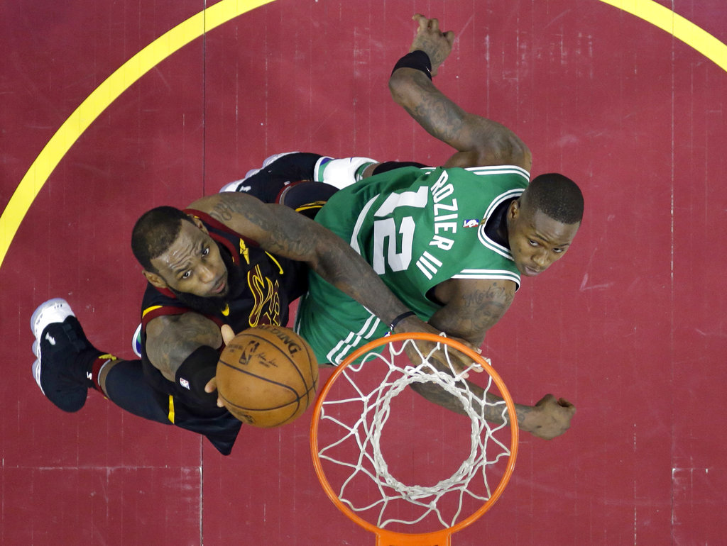 LeBron James y los Cavs están debajo de la serie 1-2 vs. los Celtics (AP)