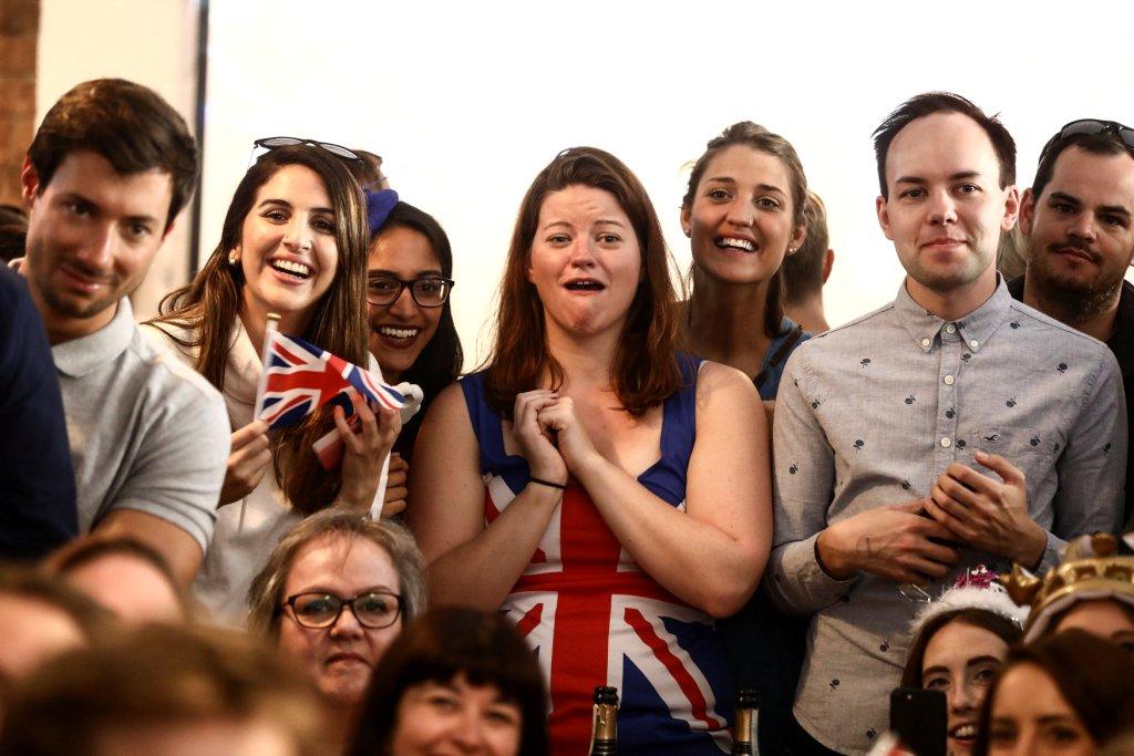 En Londres, quienes no pudieron asistir a la boda siguieron la celebración desde canales de noticias.