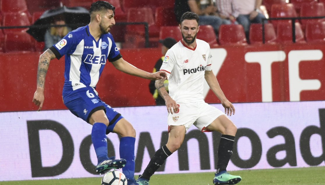 Miguel Layún disputó los 90 minutos del encuentro (Twitter @SevillaFC)