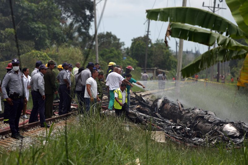Personal de emergencia trabajando en el lugar en el que se estrelló un avión con más de 100 personas. (Reuters)