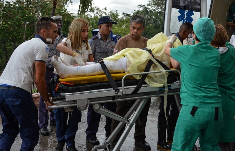 El presidente de Cuba, Miguel Díaz-Canel, llega a un hotel para reunirse con familiares de las víctimas del accidente aéreo. (Reuters)
