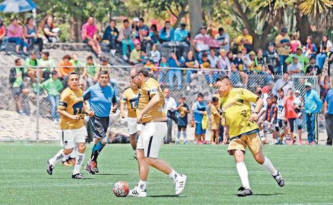 El candidato a la alcaldía reunió a ex compañeros de los Pumas y al diputado perredista Mauricio Toledo. (Octavio Hoyos)