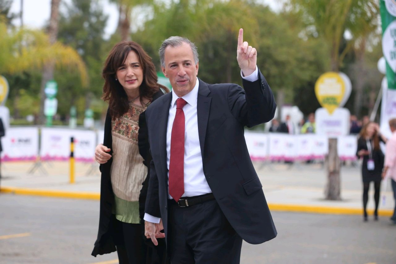 El candidato de la coalición 'Todos por México', José Antonio Meade, llega acompañado de su esposa Juana Cuevas. 