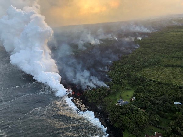 Este domingo la lava del Kilauea llegó al oceano Pacífico. (Twitter: @MilekaLincoln)