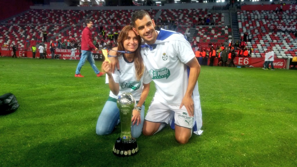 Gerardo Alcoba festeja tras el campeonato de Santos (Rubén Guerrero Atilano)