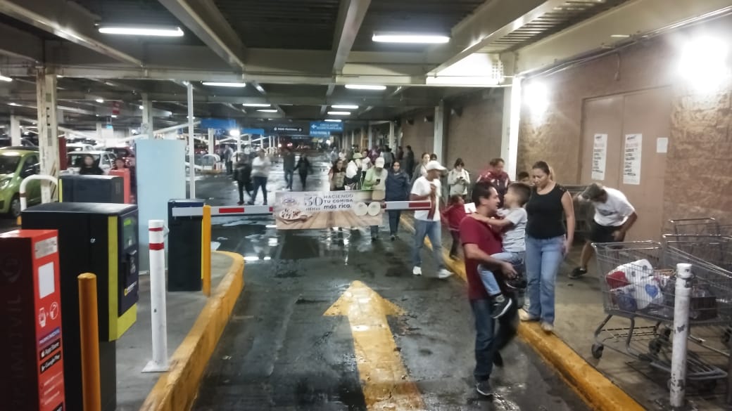 Los habitantes de la Ciudad de México de los inmuebles luego de que se activó la alerta sísmica.