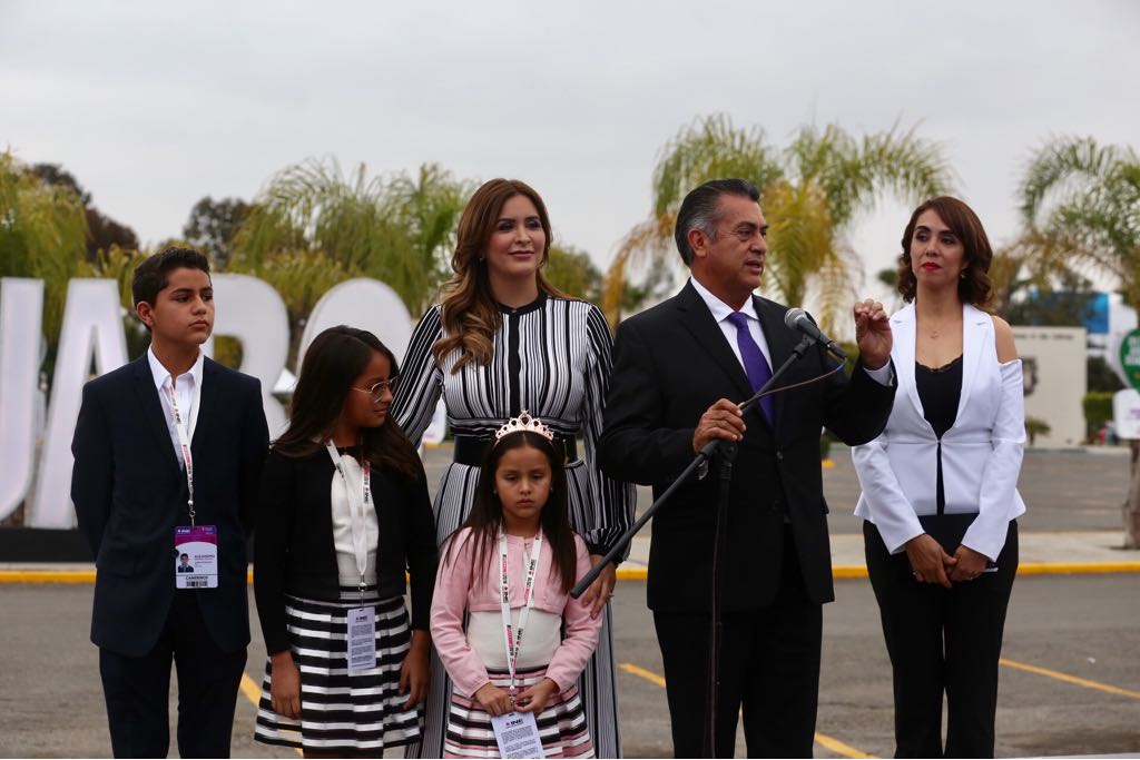Jaime Rodríguez Calderón llegó acompañado de su familia.