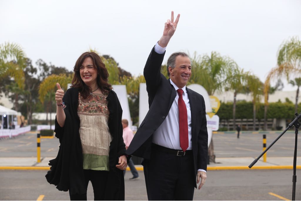José Antonio Meade junto con su esposa Juana Cuevas a su llegada a la sede del segundo debate presidencial.