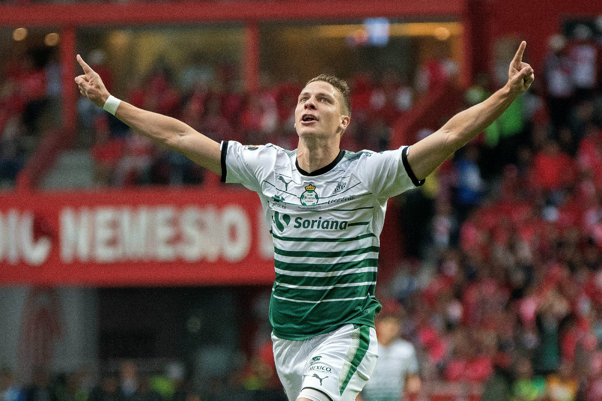 Julio Furch festeja tras abrir el marcador en el Nemesio Diez (Mexsport)
