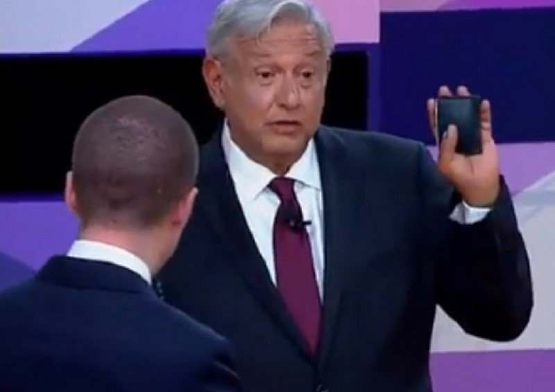 López Obrador 'escondió' su cartera cuando se le acercó Ricardo Anaya.