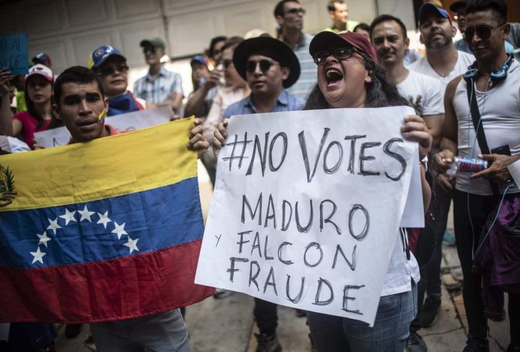 México- Los manifestantes usaron pancartas con lemas como "SOS Venezuela", "Democracia" o "Maduro fraude" o "No más dictadura en Venezuela". AFP