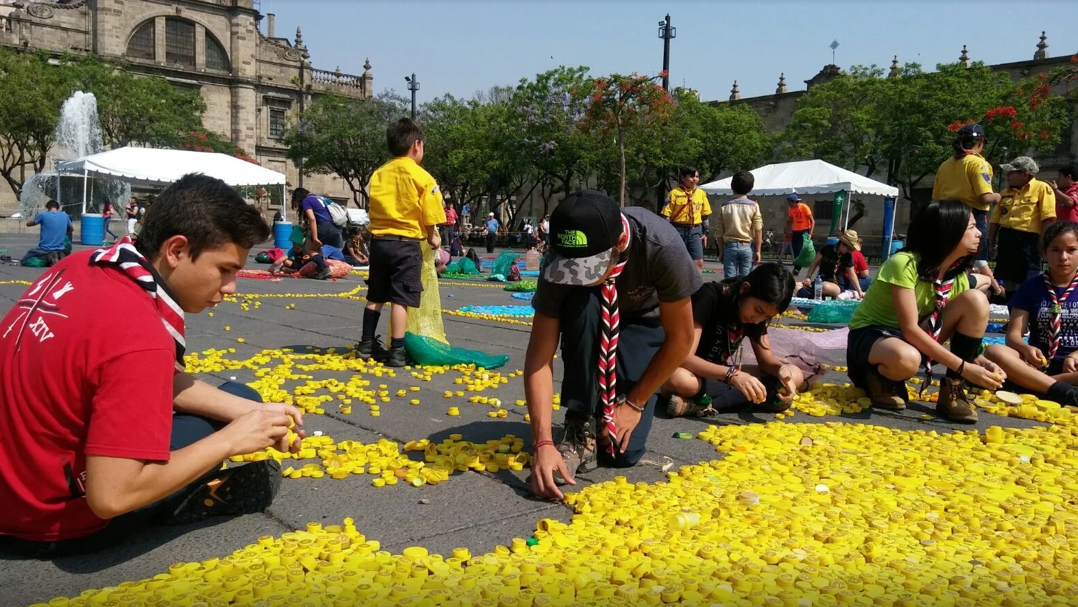 En la Plaza de la Liberación se reunieron seis toneladas de tapas de botellas. (Perla Gómez)