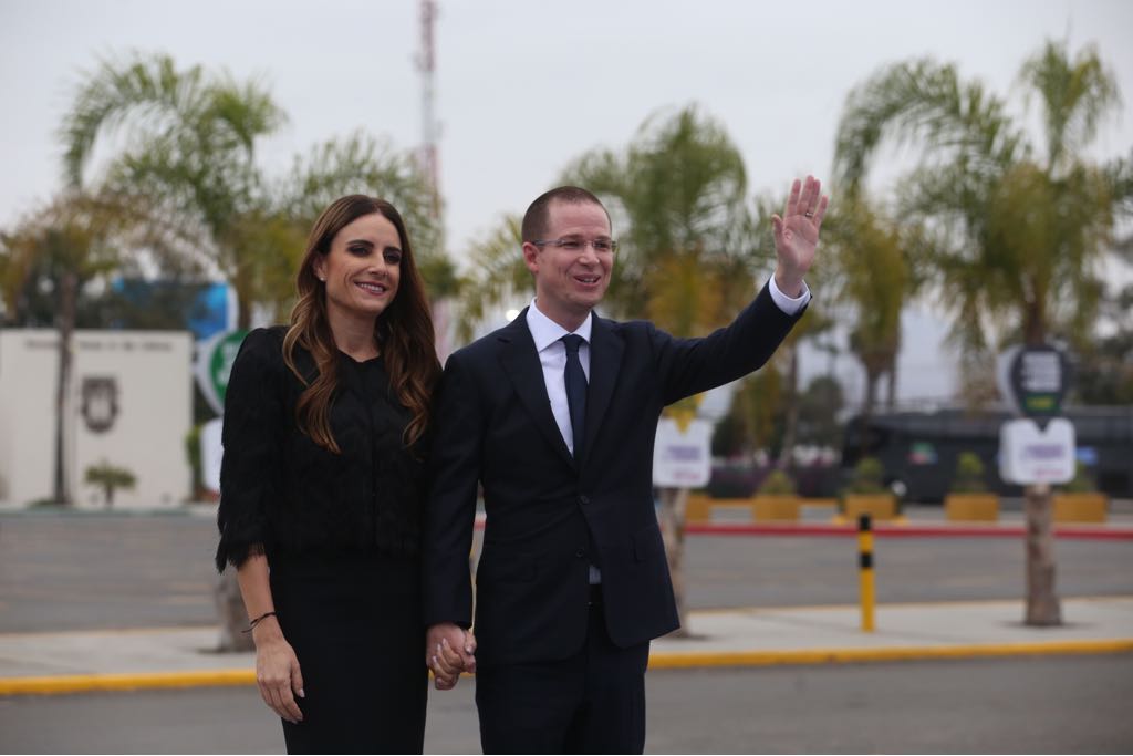 Ricardo Anaya llega al segundo debate acompañado de su esposa, Carolina Martínez Franco.