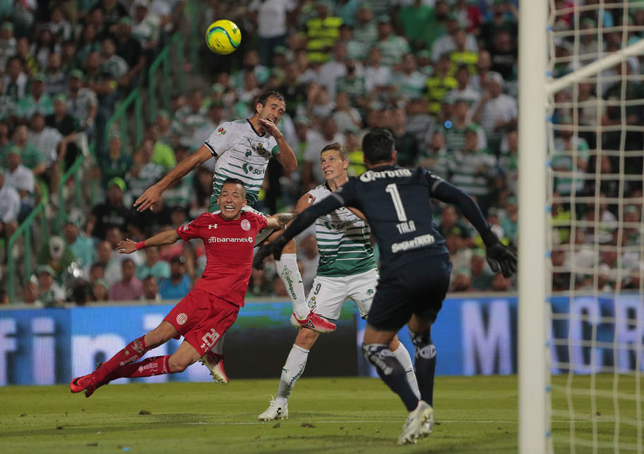 Santos lleva la ventaja de un gol, los de Toluca saldrán a buscar la victoria si quieren ser campeones. (Manuel Guadarrama)