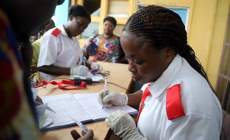 Una trabajadora sanitaria del Congo registra datos médicos de pasajeros en el aeropuerto de Mbandaka.