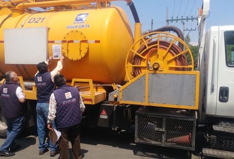 Los trabajadores fueron acusados de cobrar hasta 2 mil 500 pesos por el servicio de desasolve.
